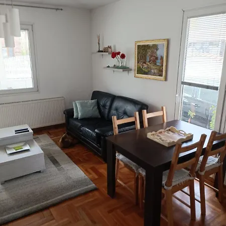 Apartmán Serbian With Garden