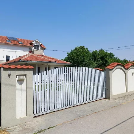 Serbian With Garden Apartment Krnjaca